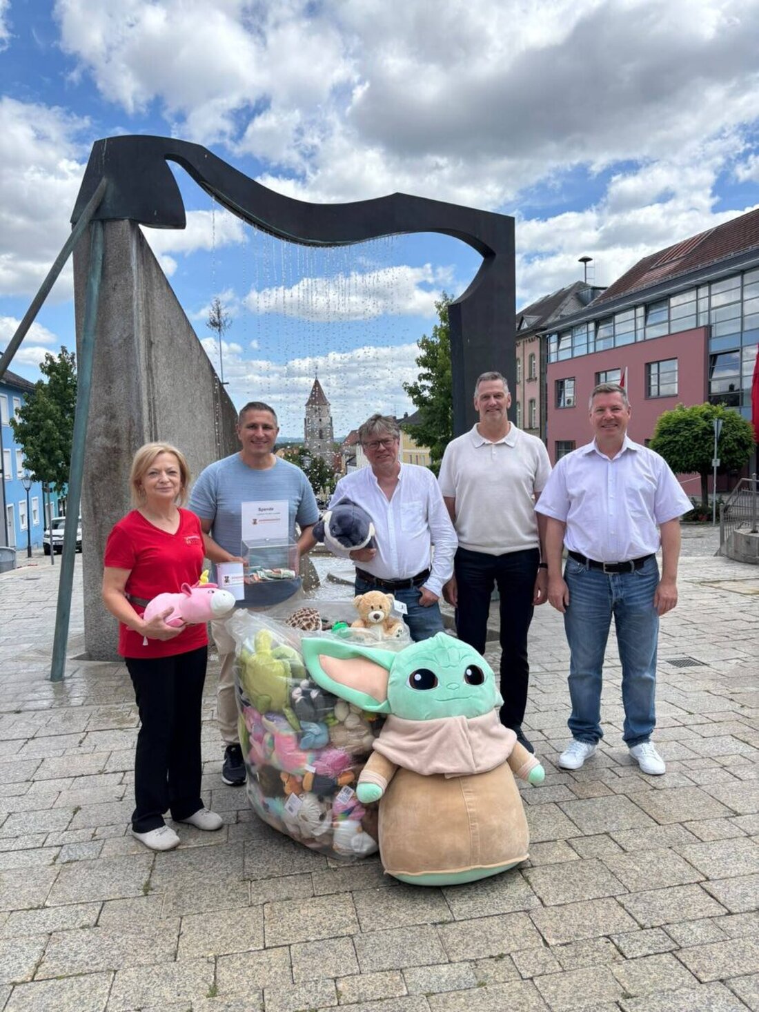 Eschenbach. Kuscheltiere und Geldspenden vom Oh-Weiher-Open-Air gingen an die Kinderkrebshilfe Oberpfalz Nord und unterstützen mehr als 110 Familien.