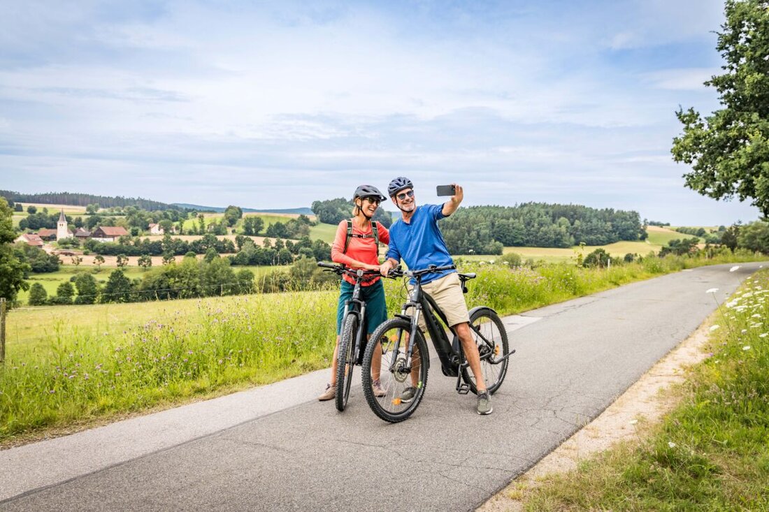 Steinberg am See. Vom 25. April bis 17. Mai steht die wasserreichste Region Ostbayerns wieder ganz im Zeichen des gemeinsamen Radfahrens. Die im Frühjahr 2025 erstmals stattfindenden Oberpfälzer Seenland Radlwochen bieten auch 2026 allen Radbegeisterten eine einzigartige Gelegenheit, die landschaftliche Vielfalt des Oberpfälzer Seenlands auf zwei Rädern zu entdecken und die Natur gemeinsam aktiv zu genießen.