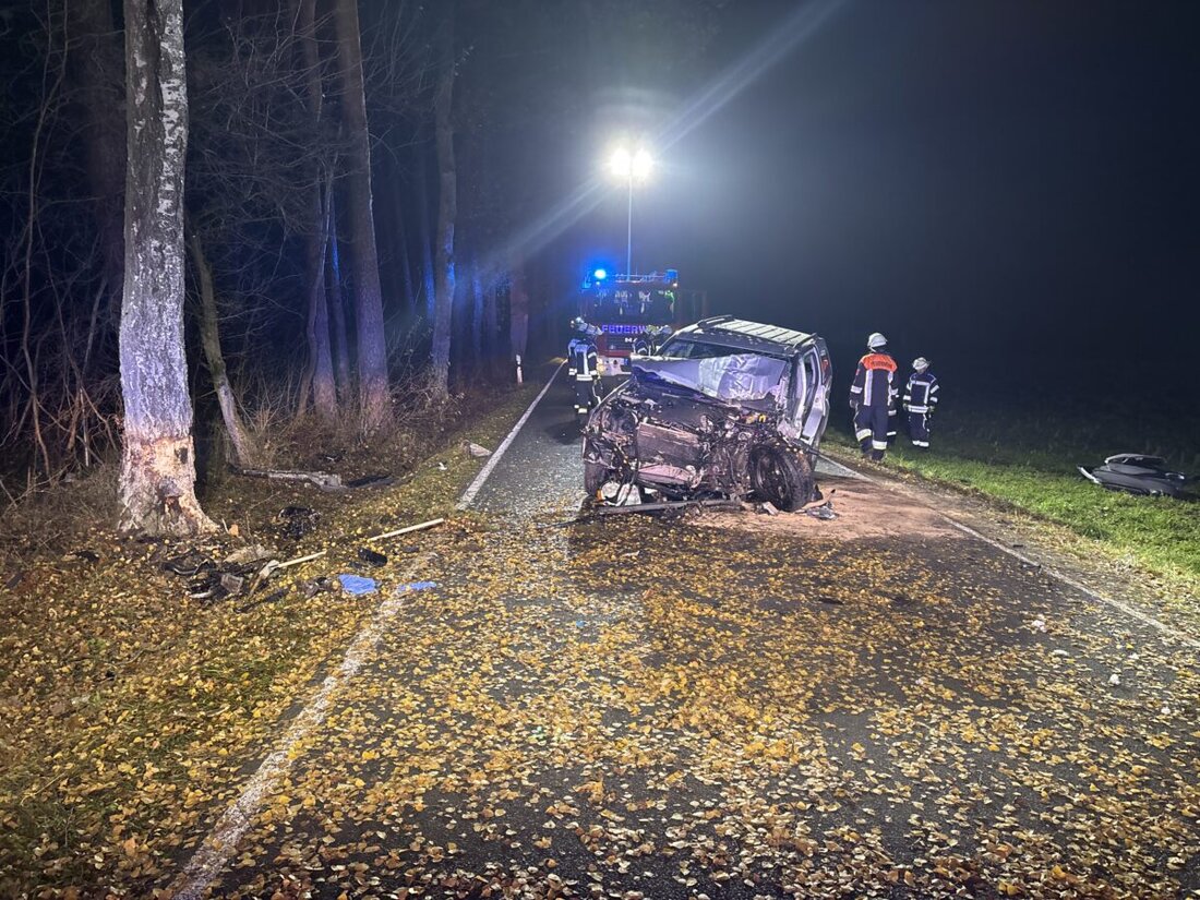 Neukirchen. Ein 18-Jähriger prallte mit seinem Jeep Grand Cherokee gegen eine Birke und wurde dabei schwer verletzt. Der Sachschaden beträgt etwa 5.000 Euro.