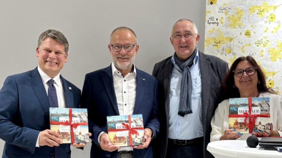 Weiden. Eine Liebeserklärung an seine Heimatstadt, verpackt in mehr als 200 historische Postkarten: Martin Stangl hat mit „Weidener Heimatgefühle“ ein Buch voller Erinnerungen und Überraschungen geschaffen. Bei der Vorstellung im NOC gab es viel Lob, herzliche Worte und jede Menge Humor.