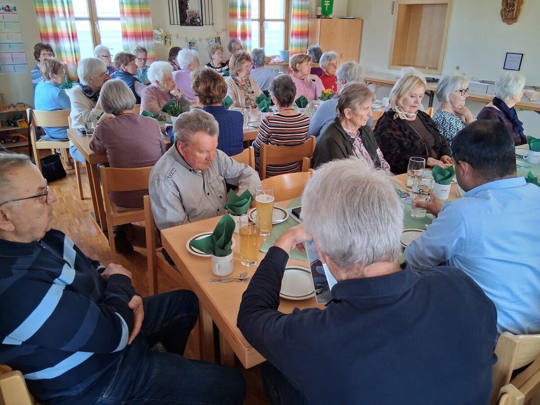 Weiherhammer. Pfarrsenioren trafen sich am Josefitag im Jugendheim und hörten Melanie Fischer vom Pflegeteam zu. Sie informierte über Verhinderungspflege, Pflegestufen und Abrechnung – mit Fokus auf selbstbestimmtes Leben.