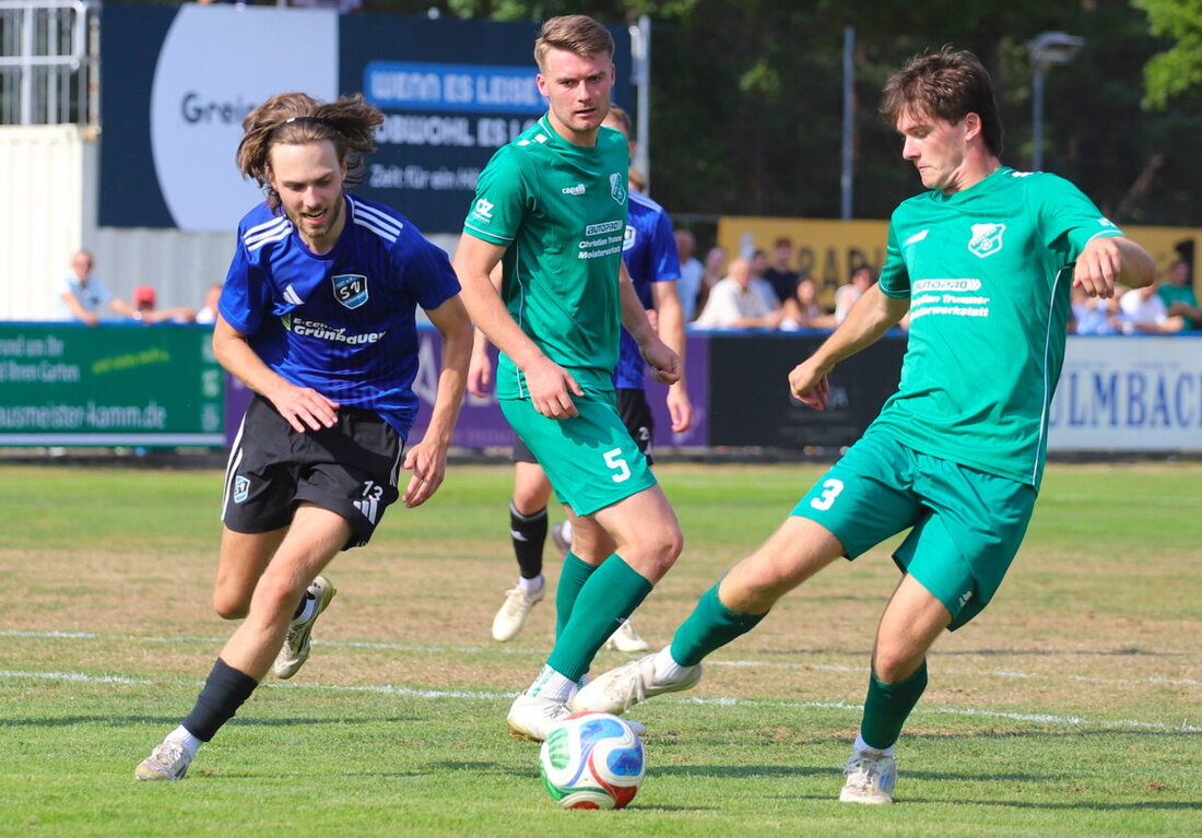 Etzenricht. Trotz hochsommerlicher Temperaturen dreht der SV Etzenricht ein schweres Spiel gegen den starken 1. FC Schlicht und siegt 2:1. Janker und Lenz treffen, der SVE feiert den fünften Saisonsieg und Rang eins.