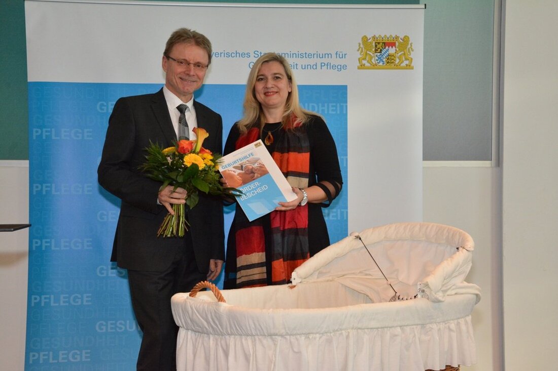 Tirschenreuth/Nürnberg. Das Geburtshilfe-Förderprogramm der Bayerischen  Staatsregierung für kleine Geburtshilfestationen im ländlichen Raum ist mit großem Erfolg gestartet. Gesundheitsministerin Melanie Huml konnte jetzt Förderbescheide an Vertreter der geförderten 26 Landkreise aus [&hellip;]