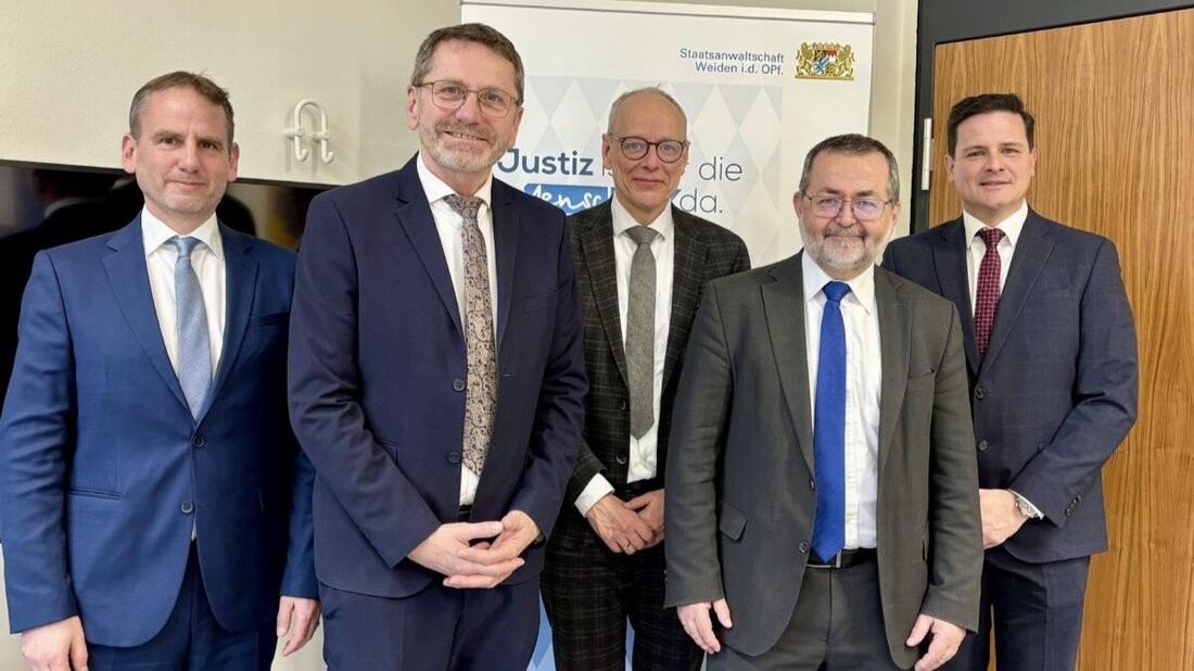 Weiden. Strafverbüßung im Ausland, Ermittlungen über Grenzen hinweg und das bei über 13.000 Verfahren im Jahr: Beim Besuch des Generalstaatsanwalts wird deutlich, wie international die Staatsanwaltschaft Weiden arbeitet – und warum „hier Europa funktioniert“. 