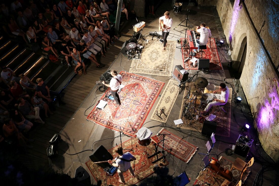 Leuchtenberg. Eine beeindruckende Location, ein lauer Sommerabend, ein begieriges Publikum sowie musikalische Überraschungsgäste waren die Zutaten für einen Konzertabend vom Allerfeinsten. Zwischen den Studioaufnahmen in Berlin und zahlreichen Auftritten auf [&hellip;]