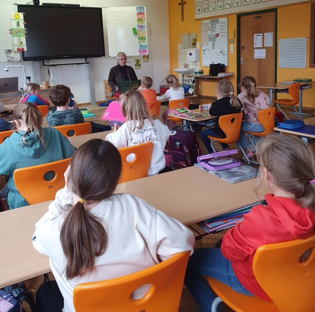 Erbendorf. Die Grund- und Mittelschule Erbendorf feierte den Bundesweiten Vorlesetag mit externen Vorlesern und vielfältigen Geschichten, die alle fesselten. Bürgermeister und verschiedene Gemeindemitglieder lasen vor, die Schule dankte mit Süßem und Urkunden.