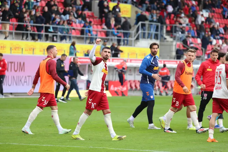 Boujellab glänzt mit Dreierpack: Jahn schießt sich mit 5:0-Sieg aus dem Keller