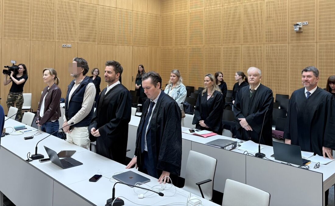 Weiden. Nach aktuellem Stand geht der Champagner-Prozess in Weiden noch heute zu Ende. Staatsanwalt Christoph-Alexander May hat am Vormittag plädiert. Er fordert zehn Jahre Haft. Aktuell sprechen die Nebenklagevertreter, dann folgt die Verteidigung. 