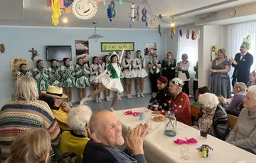 Funkenmariechen tanzt für die Uroma