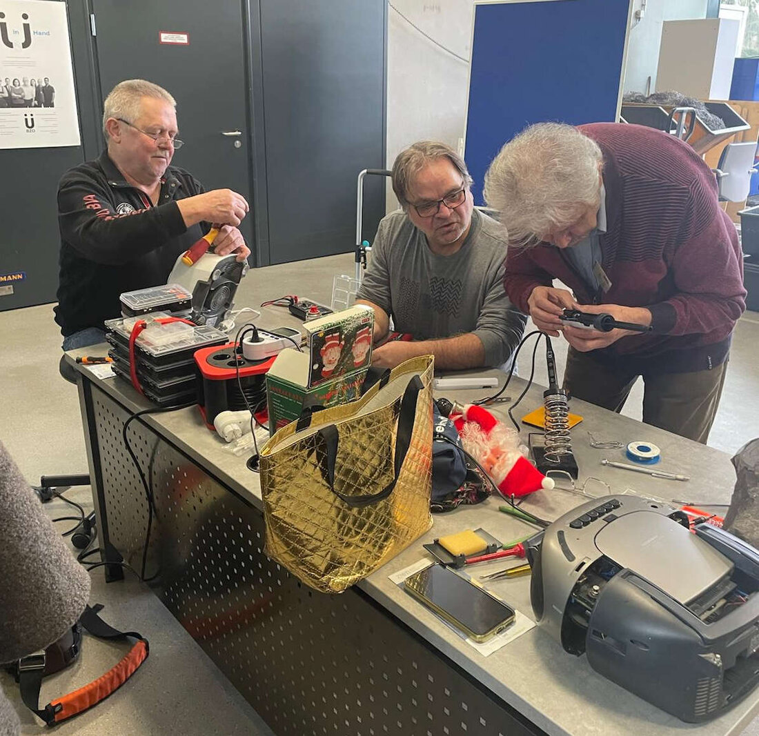 Weiherhammer. Mit überwältigender Resonanz ist am Montag das erste Repair-Café gestartet. Zahlreiche Bürgerinnen und Bürger nutzten die Gelegenheit, defekte Alltagsgegenstände kostenlos reparieren zu lassen – und setzten damit ein starkes Zeichen für Nachhaltigkeit, Ressourcenschonung und gelebten Gemeinschaftssinn.