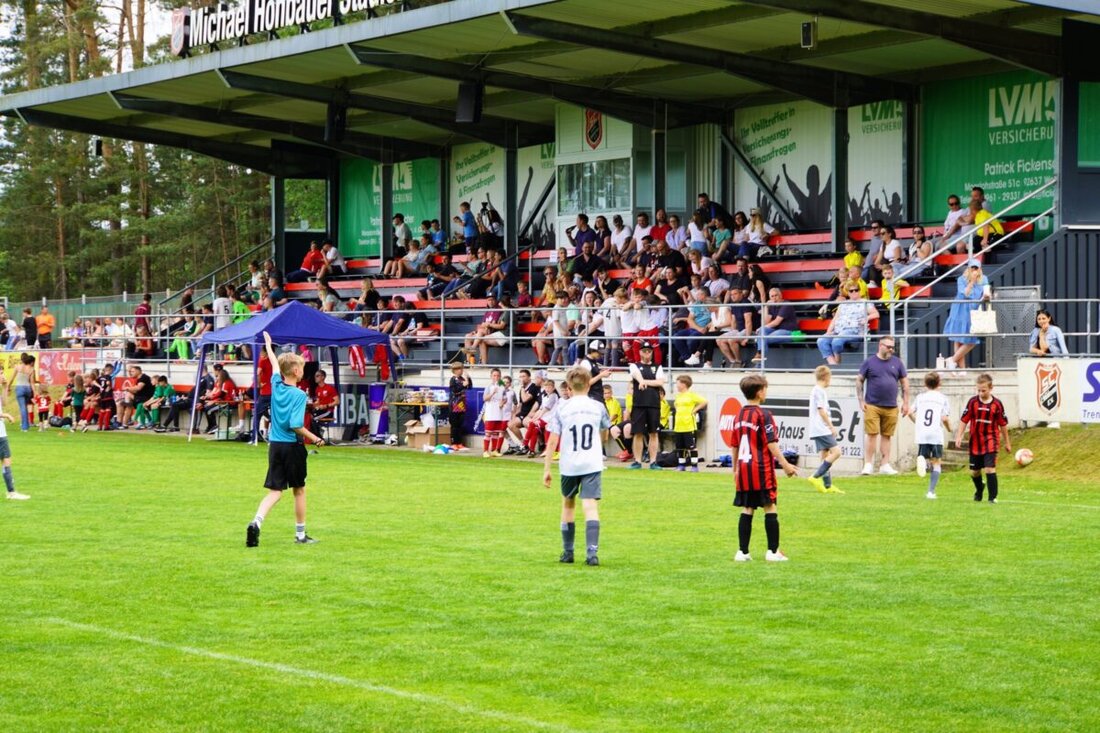 Am 17. Mai verwandelt sich das Sportgelände der SG Luhe-Wildenau in einen pulsierenden Hotspot des Nachwuchsfußballs, wenn 40 ambitionierte Jugendmannschaften zum großen Showdown um den begehrten Cup antreten. Dieses spektakuläre Gemeinschaftsturnier verspricht packende Leidenschaft auf dem Rasen, unbändigen Teamgeist und ein Rahmenprogramm, das die gesamte Region elektrisieren wird.