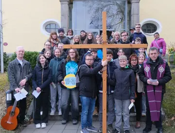 Ökumenischer Jugendkreuzweg vereint Gläubige in Floß