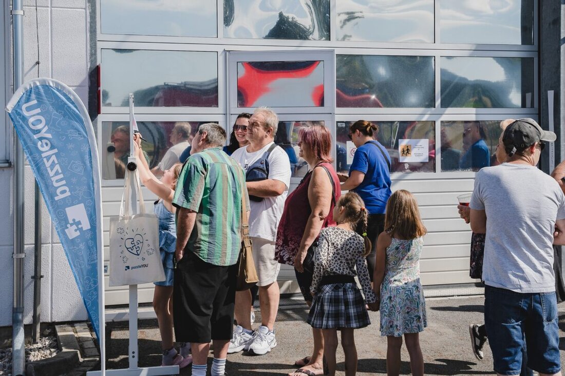 Weißensulz. Rund 300 Besucher aus Deutschland und Tschechien blickten beim Tag der offenen Tür von puzzleYOU hinter die Kulissen und verfolgten die Produktion vom Druck bis zur Verpackung.