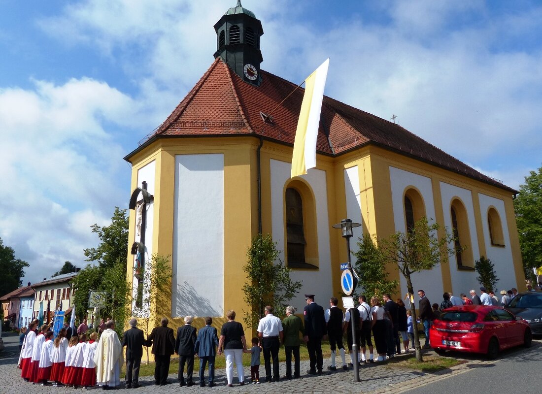 Neudorf. Ein großer Tag für die Filialkirche Neudorf bei Luhe, aber auch ein großer Tag für Neudorf. Vor 200 Jahren wurden der Stolz der Neudorfer, die Kirche St. Barbara, nach [&hellip;]