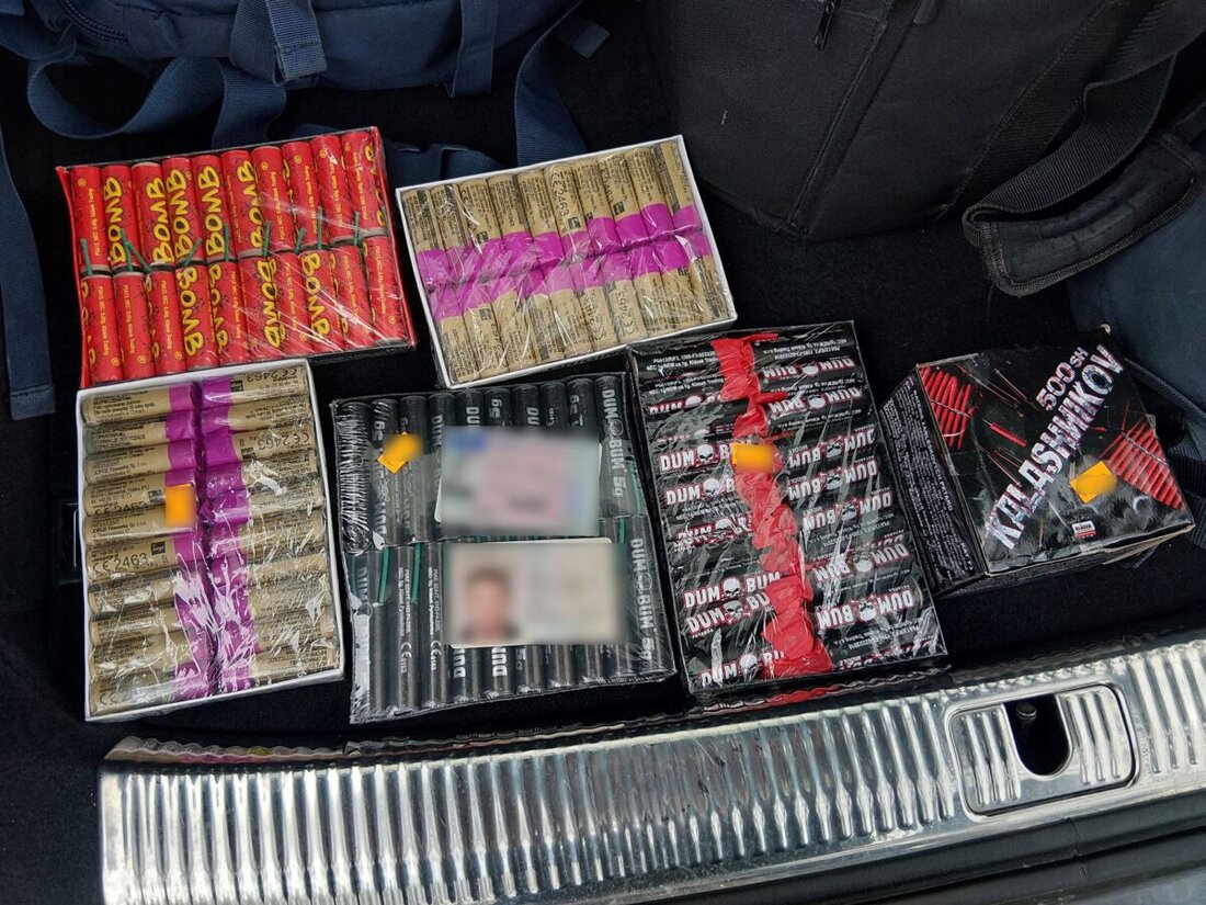 Waidhaus. Beamte der Bundespolizeiinspektion Waidhaus haben am Mittwoch nahe Waldsassen ein Auto gestoppt, das aus Tschechien einreiste. Die Kontrolle erfolgte im Rahmen intensivierter Grenzkontrollen. Polizisten stellten dabei rund 600 illegale Feuerwerkskörper sicher und leiteten ein Ermittlungsverfahren ein.