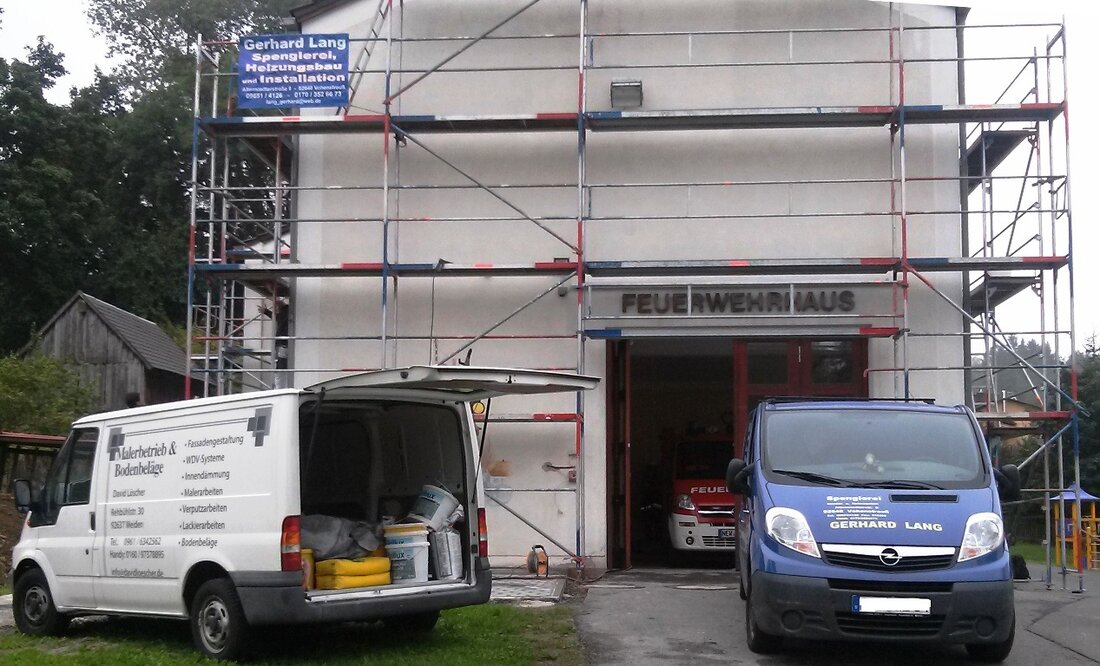 Kaimling. Heute morgen haben die Renovierungsarbeiten am Feuerwehrhaus in Kaimling begonnen. Das ehemalige Schulhaus erhält einen neuen Anstrich, der Putz wird ausgebessert und Spenglerarbeiten werden ausgeführt. Die Kosten dafür übernimmt die [&hellip;]