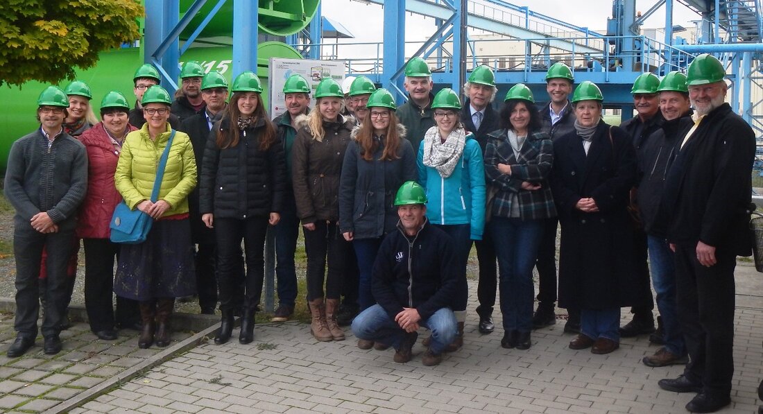 Tirschenreuth. Einen Blick ins Feuer warf Landrat Wolfgang Lippert zusammen mit den Mitgliedern des Ausschusses für Abfallwirtschaft, Landwirtschaft, Umwelt und Energie sowie Mitarbeitern und Auszubildenden der zuständigen Verwaltung des Landratsamtes [&hellip;]