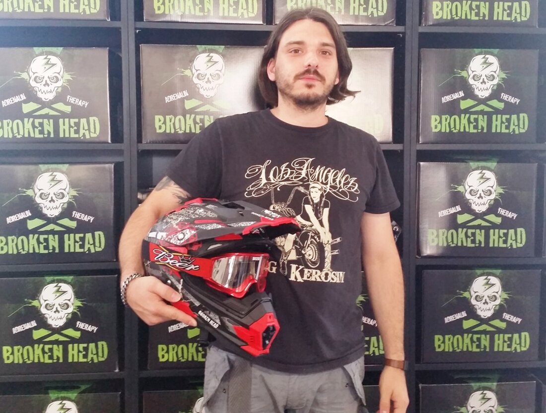 Weiden. Stefan Mädl (32) vertreibt seit 2012 seine eigenen Helmkreationen. Jetzt wurde er vom taiwanesischem Produzenten dreist beklaut – denn der verkauft die von Mädl designeten Helme jetzt einfach als seine eigenen. Harte [&hellip;]