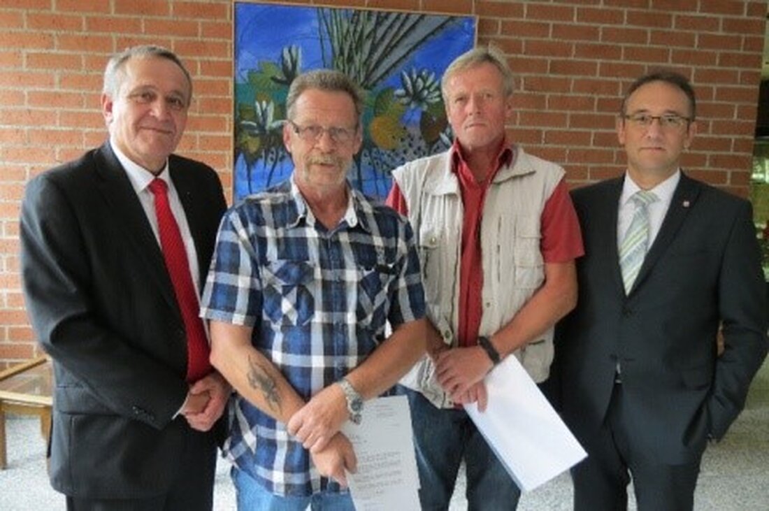 Weiden. Ohne nachzudenken handelten zwei Weidner Stadtangestellte und zeigten Zivilcourage. Sie halfen einer Angestellten einen Ladendieb festzuhalten. Jetzt wurden sie für ihr Engagement geehrt. Was war geschehen? An einem Montagnachmittag im [&hellip;]
