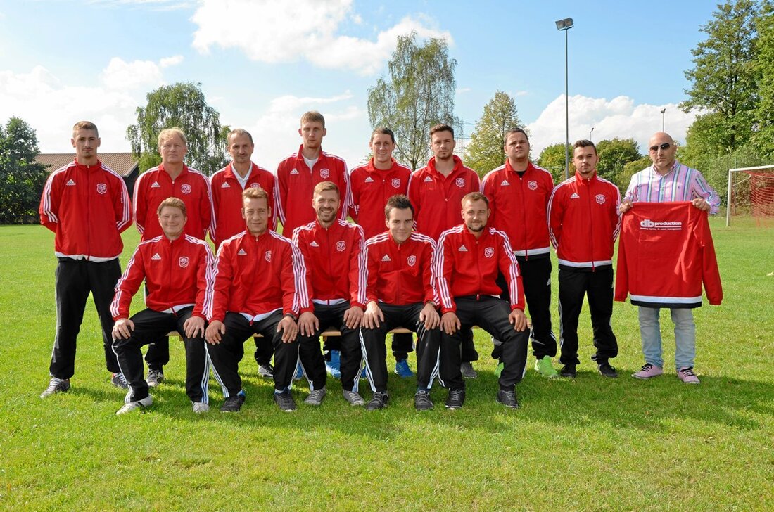 Rothenstadt. Komplett neu eingekleidet präsentierte sich die Elf des VfB Rothenstadt bei Ihrem letzten Heimspiel. Für die Herrenmannschaft und allen ehrenamtlichen Jugendtrainer des VfB Rothenstadt sponserte Eventmanager Daniel Vampa hochwertige [&hellip;]