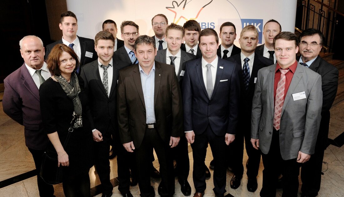 Berlin/Weiden. Sieben Azubis aus der Oberpfalz und dem Landkreis Kelheim haben 2015 den besten Abschluss ihres Faches in ganz Deutschland hingelegt. Sie zählen damit zur Spitze der 320.000 jungen Leute, die bundesweit [&hellip;]