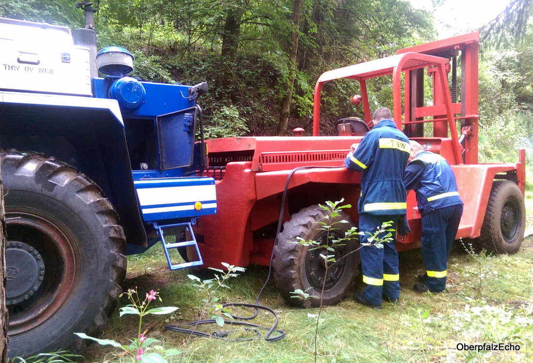 Weiden. Einen nicht alltäglichen Einsatz erlebten die Polizeibeamten und die Einsatzkräfte des THW am vergangenen Freitagabend. Zwei Spaziergänger hatten mitten im Wald einen als gestohlen gemeldeten Gabelstapler mit etwa zehn Tonnen Hubkraft gefunden. Sogleich wurde [&hellip;]