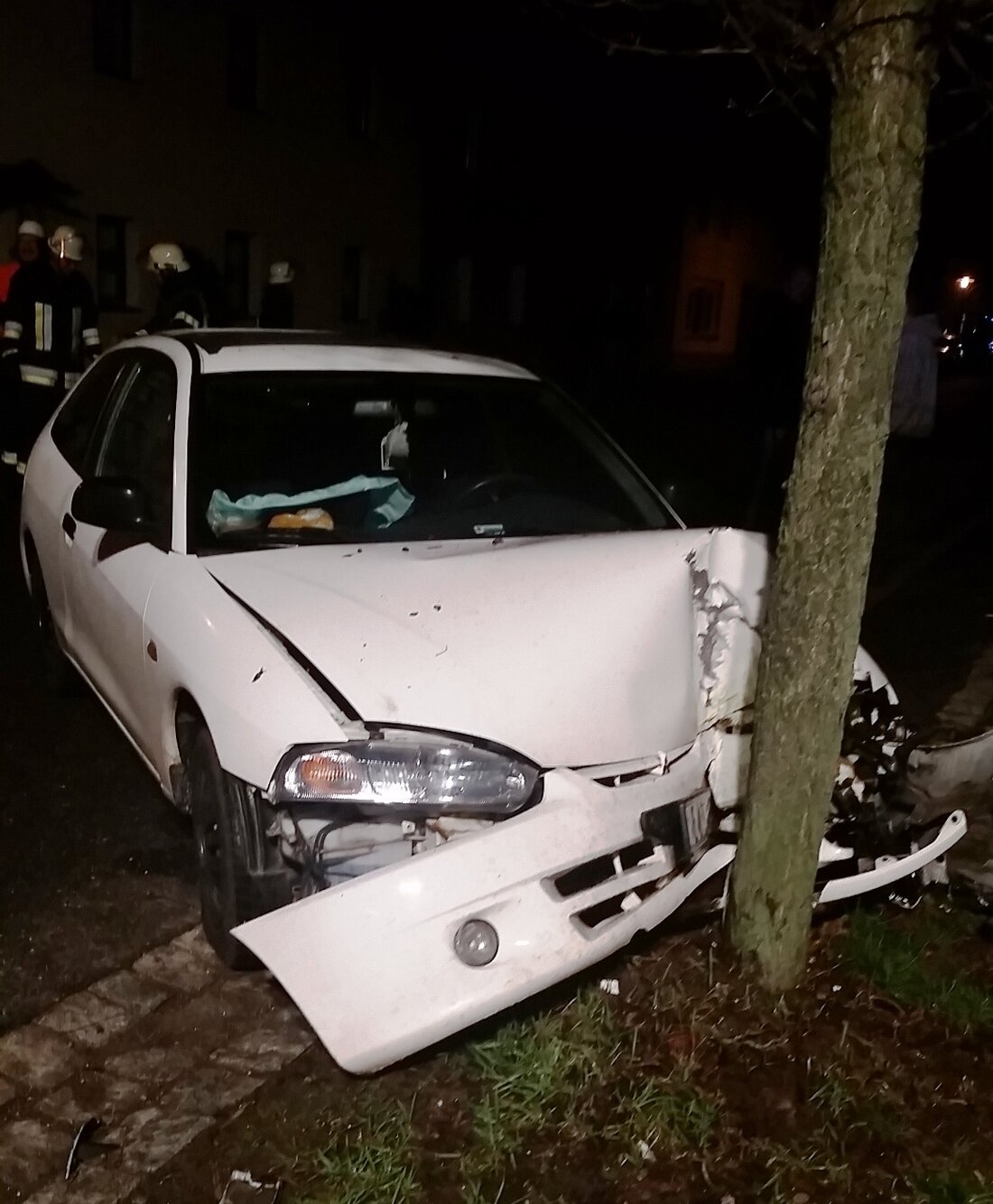 Luhe-Wildenau. Eine Frau (18) aus Weiden fuhr mit dem Auto ihres alkoholisierten Beifahrers (25) durch Neudorf in Richtung Oberwildenau, als dieser aus unbekannten Gründen kurz die Handbremse zog. Die Fahrerin [&hellip;]