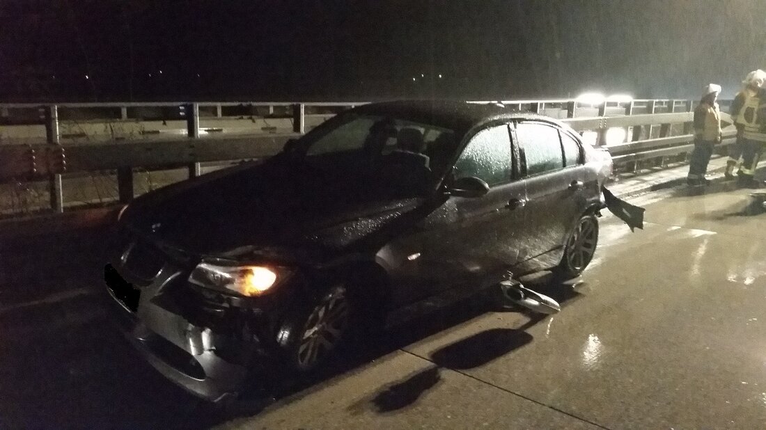Luhe-Wildenau. Ein BMW-Fahrer kam mit seinem Wagen auf der A93 ins Schleudern. Das Fahrzeug krachte gegen die Mittelleitplanke. Der Fahrer kam mit einem Schrecken davon.  Die Autobahnfahrt auf der A93 [&hellip;]