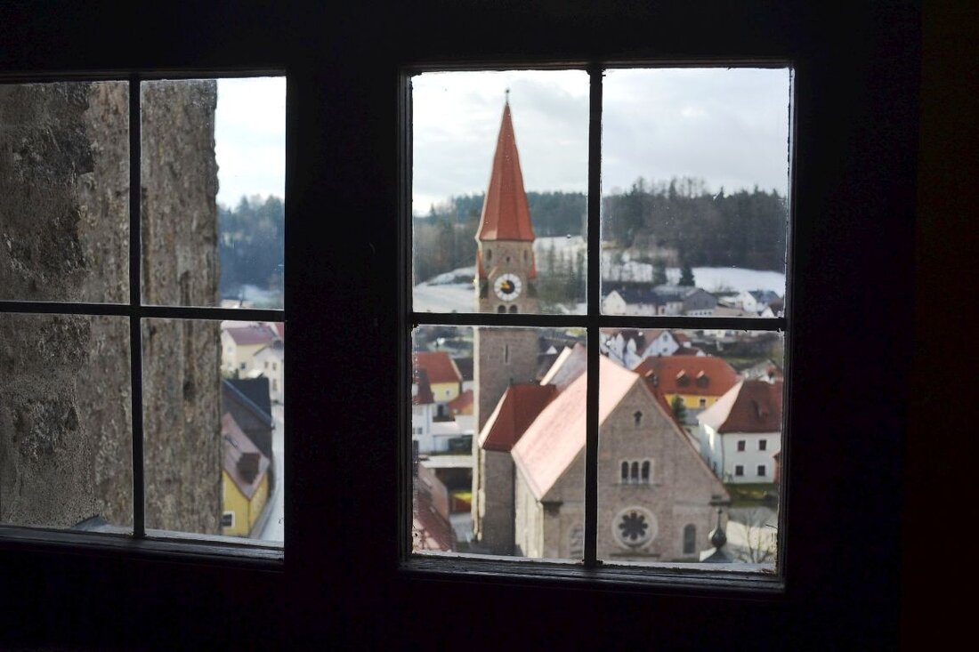 Tirschenreuth/Neustadt/WN/Weiden. Der Freistaat sorgt mit über 18 Millionen Euro Städtebauförderung für großen Schwung bei der Sanierung der Ortskerne und bei der Entwicklung der Gemeinden in der nördlichen Oberpfalz. In den [&hellip;]