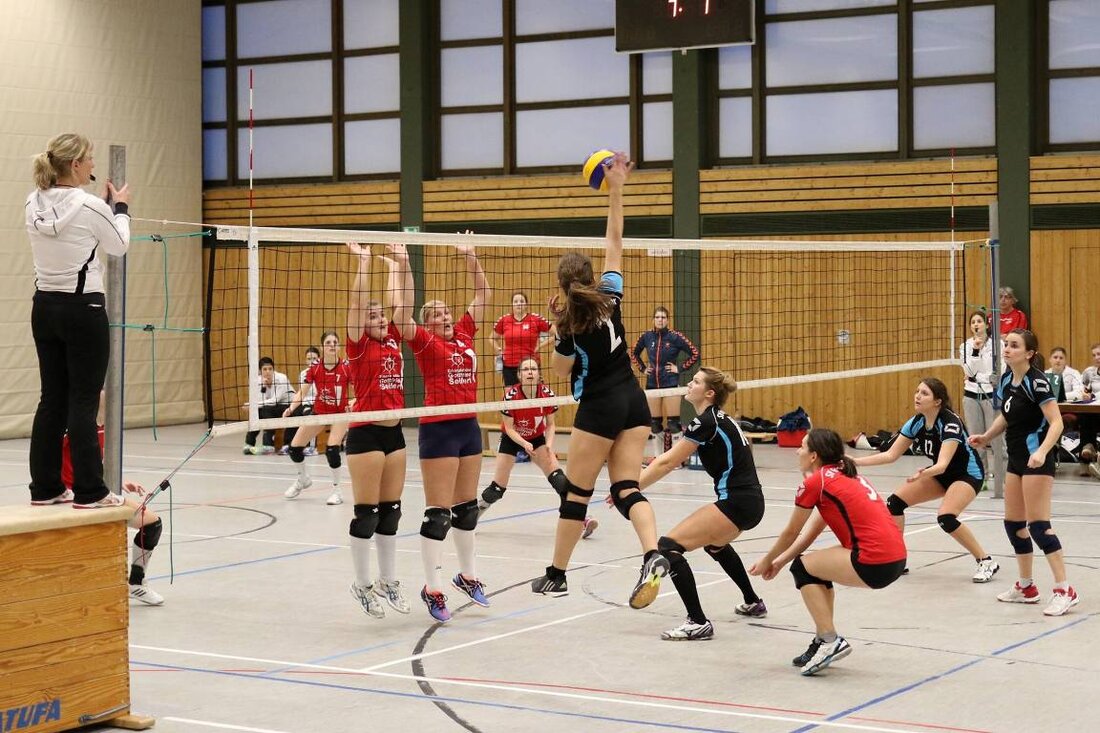 Grafenwöhr. Am letzten Heimspieltag dieser Saison spielte die 1. Damenmannschaft gegen FC Miltach und MTV Pegnitz. Als Tabellenführer wollten die Grafenwöhrerinnen ihren Vorsprung mit zwei weiteren Siegen ausbauen. Von Tobias Reiter
