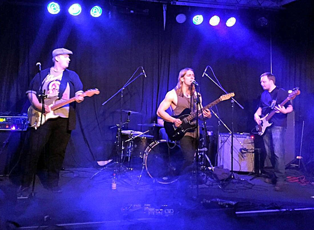 Rothenstadt. „Der Typ war echt der Wahnsinn. Ich habe noch nie jemanden so mit der Harp spielen hören“, schwärmt Thomas Bauer, Chef des Rockmusikclubs ‘Salute’ noch immer. Vollkommen zu Recht, denn [&hellip;]