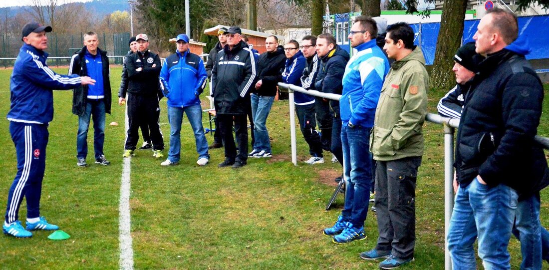 Weiden. Rund 30 Trainer folgten der Einladung der SpVgg SV zur Fortbildung. Michael Bischoff (U16-Trainer 1. FC Nürnberg) zeigte den Coaches aus der Region einige praktische Übungen zum Thema „Vororientierung [&hellip;]