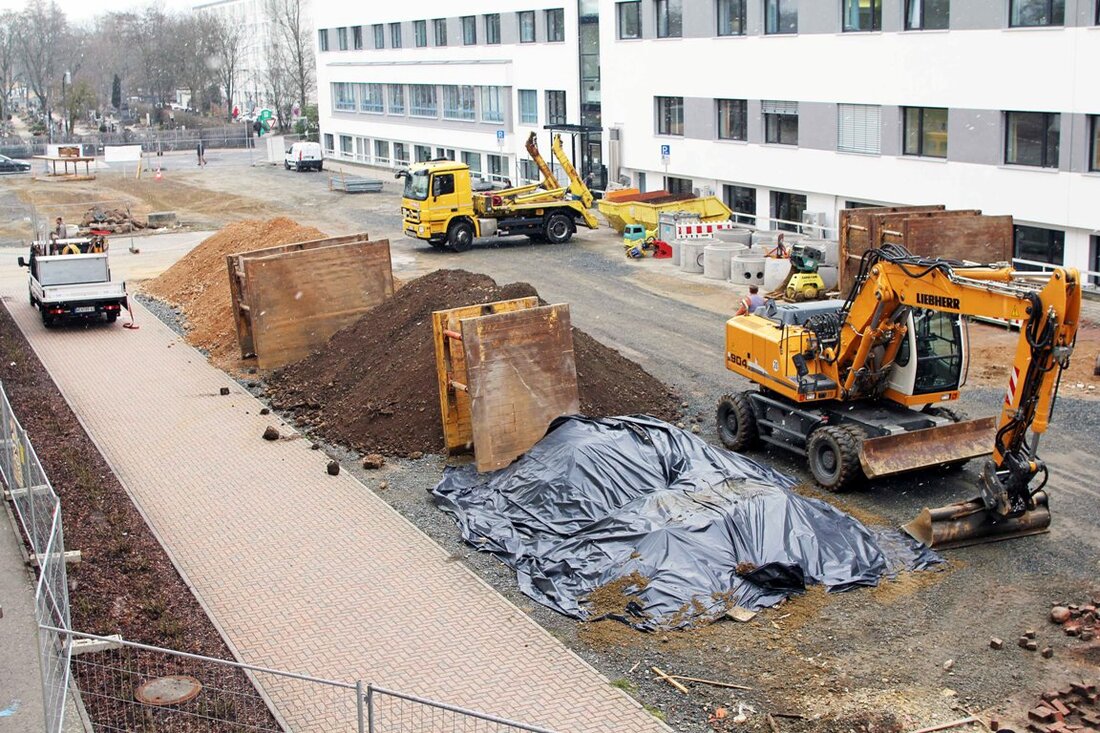  Weiden. Der achte Bauabschnitt zieht weitere Auswirkungen auf die Klinik-Angehörigen nach sich. Ab Montag ist der Fußgängerweg in der Bismarckstraße komplett gesperrt.  Die Bagger sind angerollt, der Startschuss für den [&hellip;]