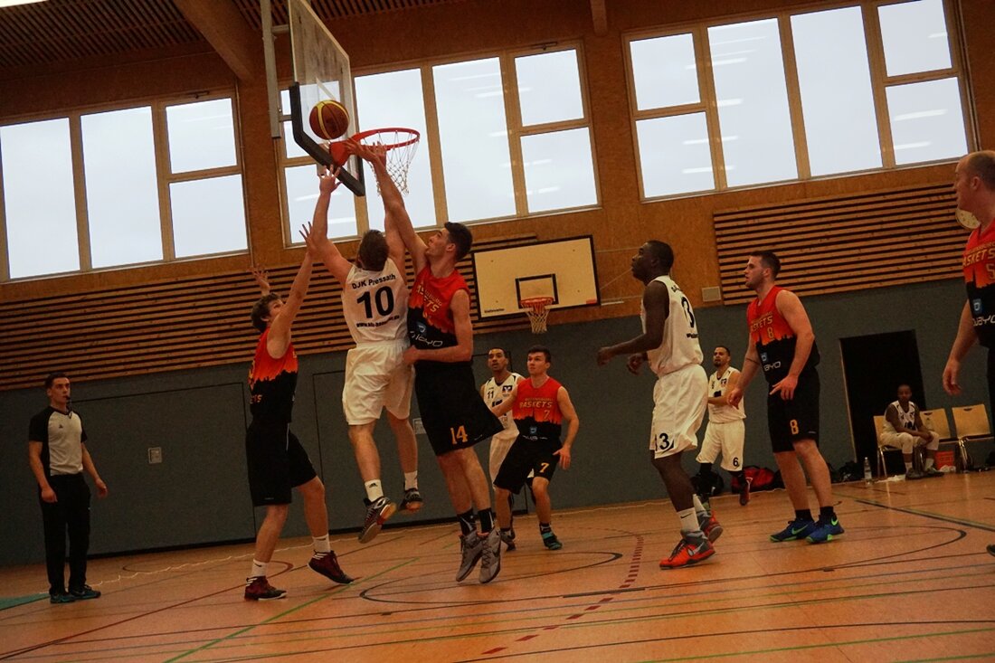 Pressath. Im letzten Spiel der Relegationsrunde gelang den Pressather Basketballern der erste Sieg in der Runde – Das ausgerechnet mit 74:69 gegen Tabellenführer Regensburg Baskets II. Durch den Erfolg darf [&hellip;]
