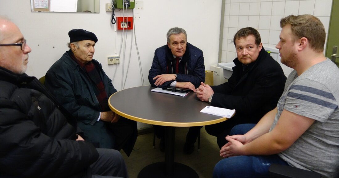 Weiden. Mitglied des Bundestags Uli Grötsch und Oberbürgermeister Kurt Seggewiß besuchten am Mittwoch die Notunterkunft für Flüchtlinge in der Weidener Mehrzweckhalle. Begleitet wurden sie von Rechts- und Sozialdezernent Hermann Hubmann und [&hellip;]