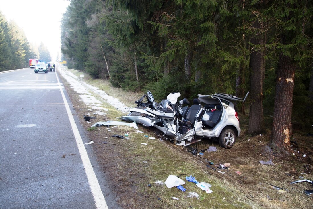 Plößberg. Ein tragischer Verkehrsunfall auf der B15 heute Morgen forderte ein Todesopfer: Eine 52-jährige Frau aus dem Landkreis Neustadt an der Waldnaab war mit ihrem Mercedes von der Fahrbahn abgekommen [&hellip;]