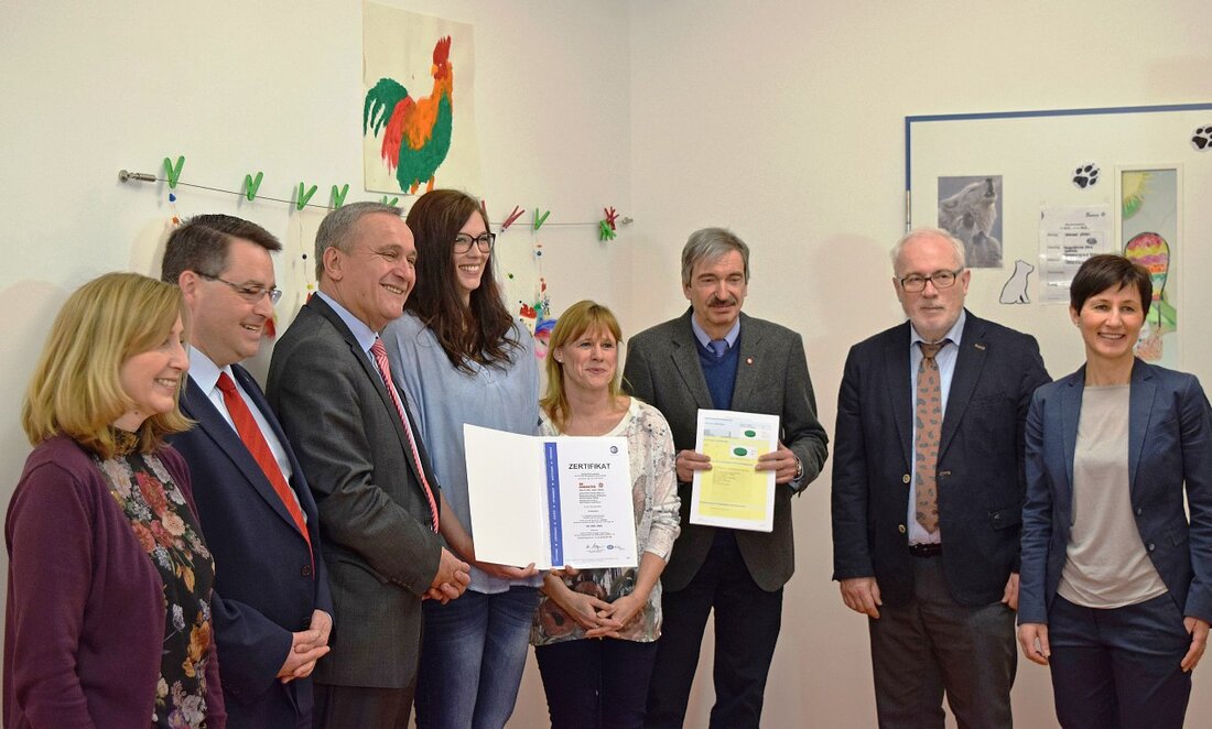 Weiden. ‘Kiwitt’, die Kinderkrippe der Witt-Gruppe, wurde mit dem TÜV-Zertifikat ausgezeichnet. Bei der feierlichen Übergabe kamen Vertreter der Witt-Gruppe, der Stadt Weiden und der Johanniter in der Einrichtung zusammen. „Ich [&hellip;]