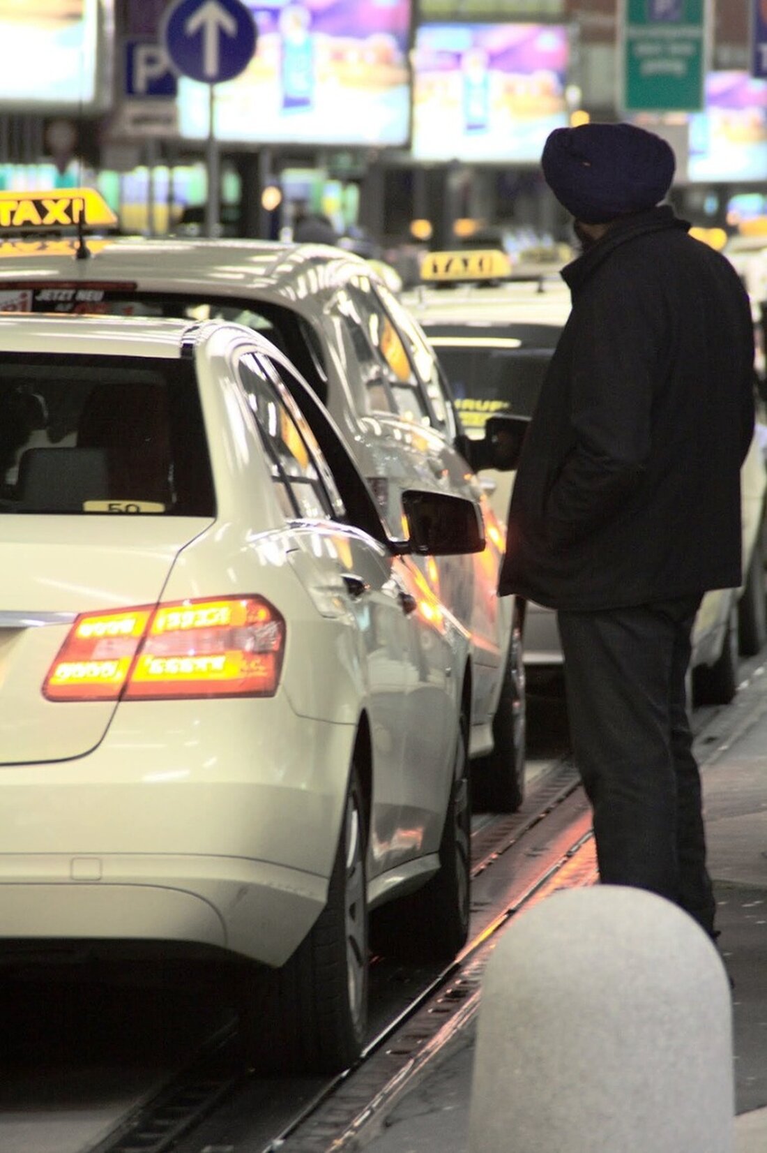 Weiden. Ein bloße Aufforderung, dass im Taxi kein Alkohl konsumiert werden darf, war einem 29-Jährigen am Wochenende wohl schon zu viel. Der Mann wurde aggressiv und schlug mehrmals auf einen [&hellip;]