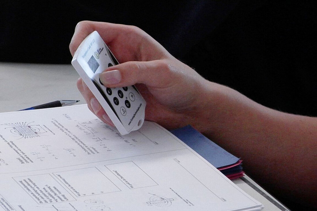 Weiden. Clickern in der Vorlesung oder im Unterricht – mit „Peer Instruction“ werden Studierende und Schüler aktiv eingebunden. Das Grundprinzip dieser Lehrmethode ist einfach: Den Studierenden werden in der Vorlesung [&hellip;]