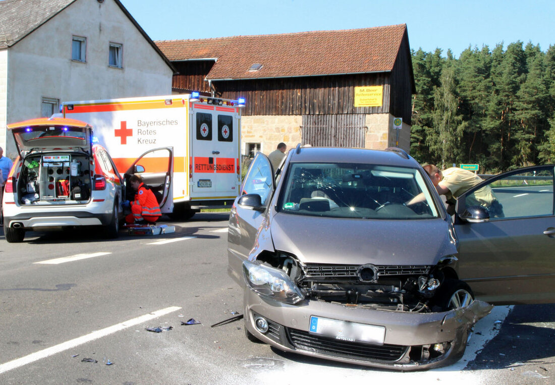 Speinshart. Fünf Verletzte forderte ein Verkehrsunfall am Sonntagnachmittag auf der Staatsstrasse 2168. Zwei Fahrzeuge kollidierten miteinander nachdem ein VW Golf auf Höhe des Weilers Dobertshof zu wenden versucht hatte. Der [&hellip;]
