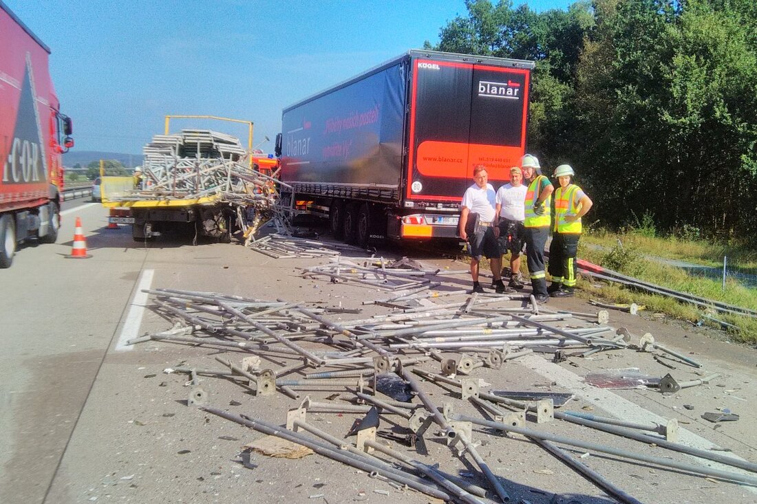 Weiden/Pirk/Luhe-Wildenau. Nach dem Horrorunfall heute auf der A93 bei Weiden dauern die Aufräumarbeiten an. In dem deswegen gebildeten Stau hat sich nun gegen 10 Uhr ein weiterer schwerer Unfall ereignet. Der Fahrer [&hellip;]