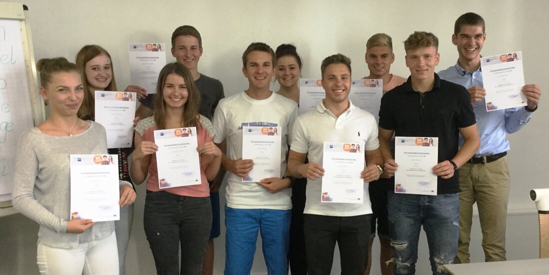 Weiden/Neustadt/WN/Tirschenreuth. Wer könnte Schülerinnen und Schüler besser für eine betriebliche Ausbildung begeistern als die Azubis selbst? Auf dieser Idee baut die bayernweit geförderte Initiative „Ausbildungs-Scouts“ auf. Im ersten Projektjahr konnte die [&hellip;]