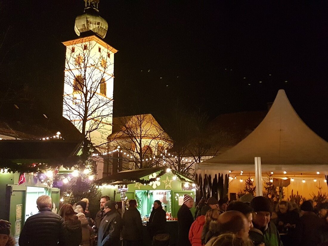 Tirschenreuth. Bis kurz vor Weihnachten begeistern die Vorleser nicht nur die Kleinen. Täglich gibt es ab heute kurze Betthupferlgeschichten unter dem strahlenden Christbaum für die Besucher. Sogar der Bürgermeister erklärte [&hellip;]