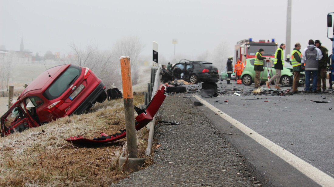 Speichersdorf. Traurige Nachrichten erreichen uns gerade von der B22 bei Speichersdorf. Zwei Autofahrer kamen bei einem Unfall ums Leben.  Heute Morgen wollte ein Ford-Fahrer einen Lkw überholen, der von Kemnath [&hellip;]