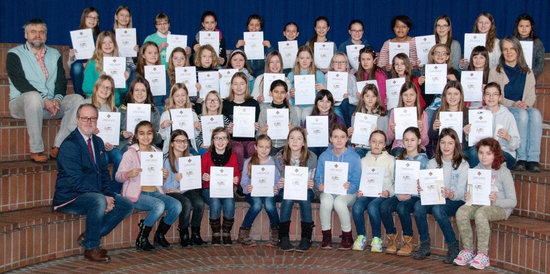 Weiden. Seit Jahren ist es schon Tradition: Mit rekordverdächtigen Teilnehmerzahlen beteiligen sich die Elly-Heuss-Schülerinnen am Landeswettbewerb “Experimente antworten”.  Über das Schuljahr verteilt gilt es drei interessante Versuchsrunden zu meistern. 45 Schülerinnen [&hellip;]