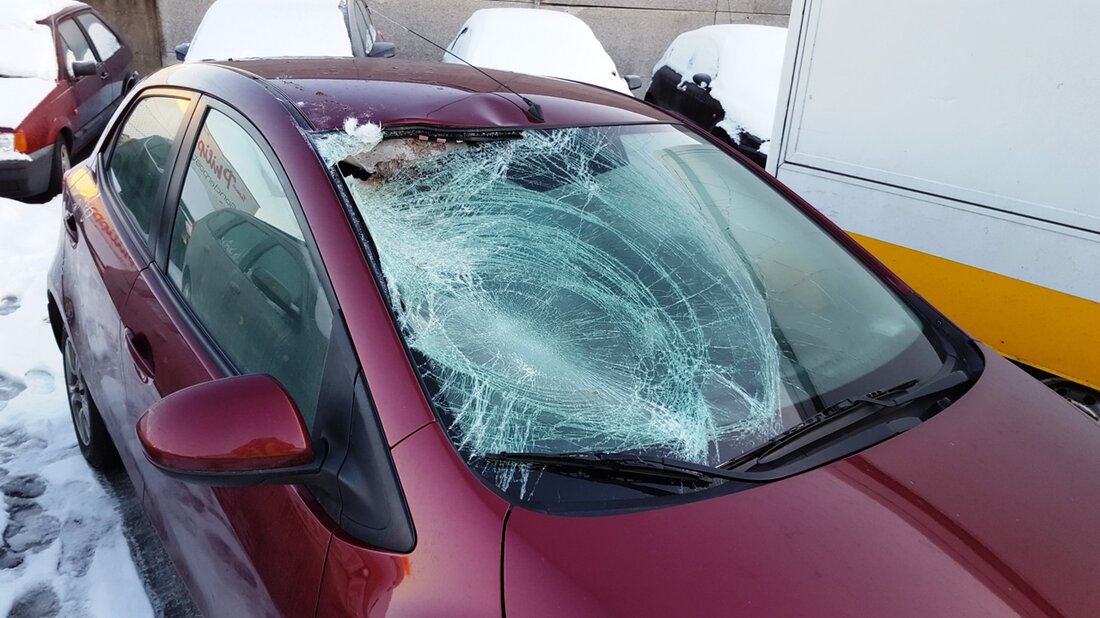 Weiden. Einen solchen Unfall bearbeiten die Polizisten der Verkehrspolizei Weiden auch nicht alle Tage. Auf der A93 krachte ein Schwan mit voller Wucht in die Windschutzscheibe einer Autofahrerin.  Gestern Nachmittag [&hellip;]