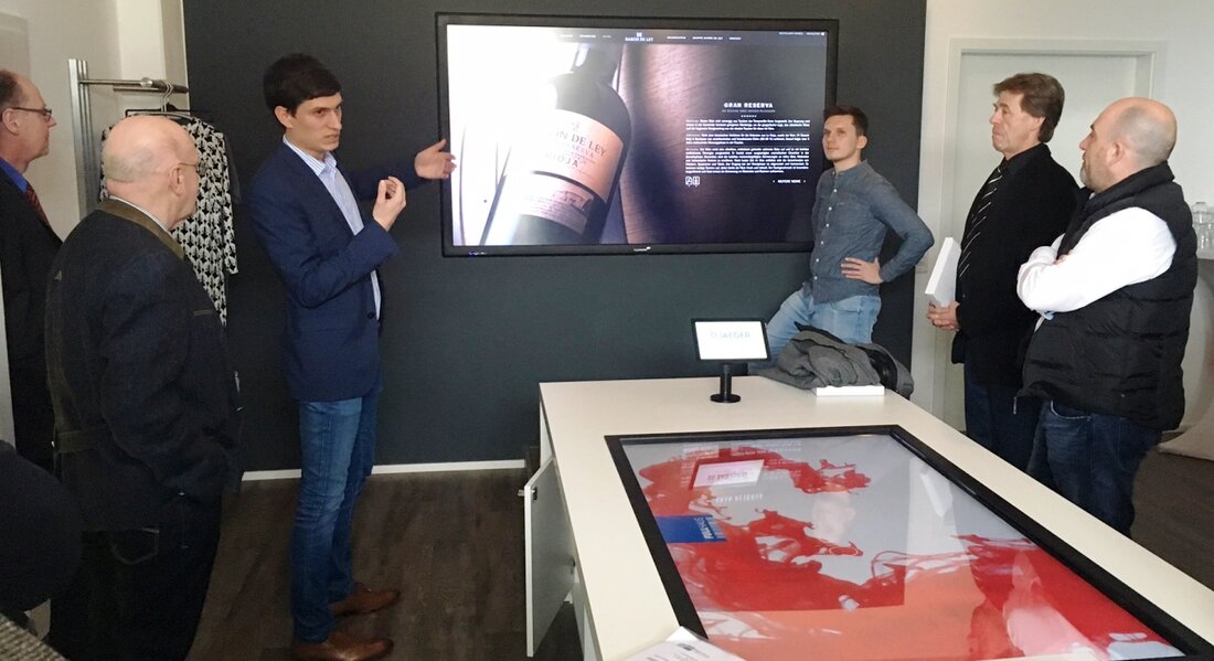 Weiden/Regensburg. Es klingt wie ein Traum: Man geht ins Kleidungsgeschäft, findet ein schönes Teil und nach ein, zwei Handgriffen hat man gleich ein ganzes passendes Outfit dazu. Das, und vieles [&hellip;]