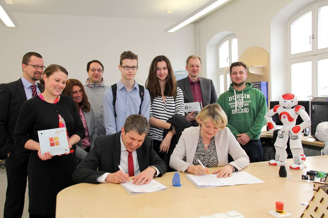 Weiden/Amberg. MINT ist die gemeinsame Basis: Mit dem Herzog-Christian-August-Gymnasium (HCA) Sulzbach-Rosenberg tritt das sechste Gymnasium in den Kreis der Kooperationsschulen und insgesamt die 13. Schule. Das Gymnasium arbeitet seit vielen [&hellip;]