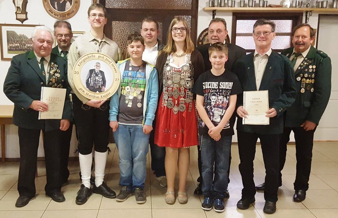 Pechbrunn. Die Pechbrunner Schützen feierten am Wochenende ihre Königsfeier. Den Titel musste Josef Strunz in diesem Jahr an eine junge Dame abgeben. Die Gelegenheit nutzten die Vorsitzenden auch gleich um langjährige Mitglieder [&hellip;]