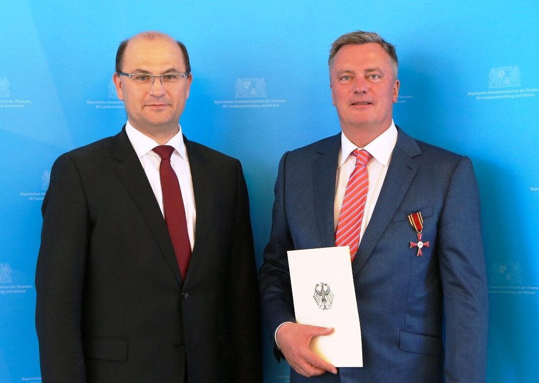 Weiden/Weiherhammer. Christian Engel, einer der Geschäftsführer der BHS Corrugated Weiherhammer, erhielt heute das Bundesverdienstkreuz. Heimatstaatssekretär Albert Füracker überreichte die Auszeichnung heute in einer Feierstunde in Nürnberg.  „Eine Anerkennung Ihres langjährigen [&hellip;]